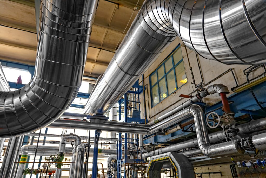 Câble chauffant auto-régulant posé sur une canalisation avant calorifugeage