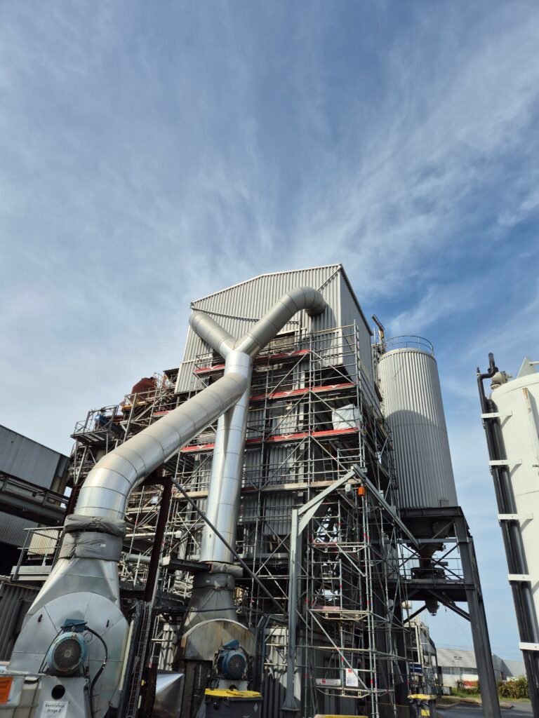 Equipe de Patey Isolation inspectant l'état d'un calorifugeage lors d'un arrêt technique dans les locaux d'une entreprise industriel en Nouvelle-Aquitaine