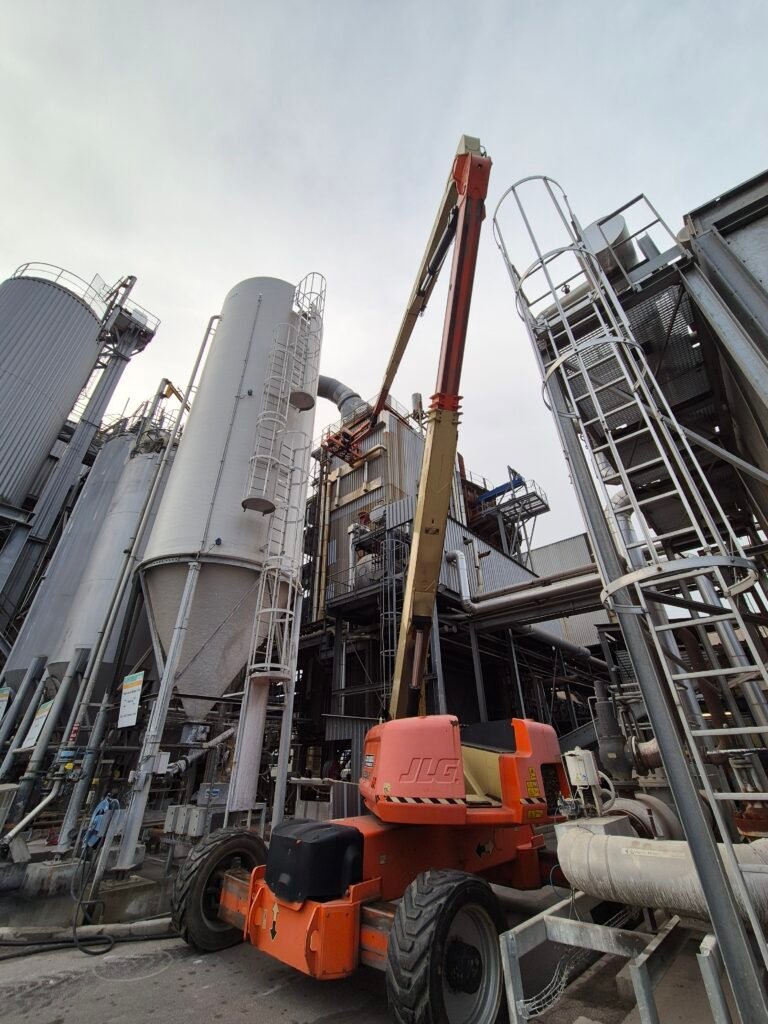 Technicien inspectant l'état d'un calorifugeage lors d'un arrêt technique dans les locaux d'une entreprise industriel en Gironde