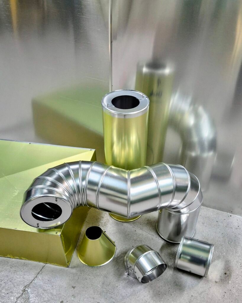 Préfabrication d'éléments calorifuge par les équipes de Patey Isolation dans notre atelier de la région bordelaise.