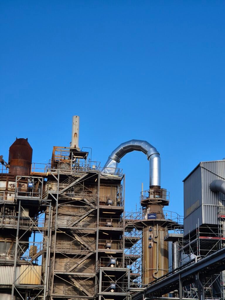 Calorifuge industriel réalisé par Patey Isolation dans une usine d'industrie lourde en Gironde