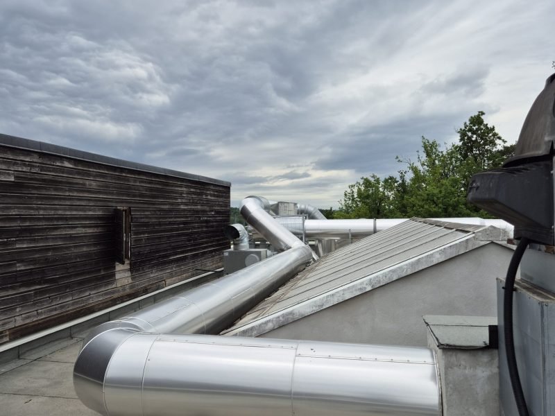 Pose de calorifuge réseau froid dans un bâtiment recevant du public par les équipes de Patey Isolation. Le chantier s'est effectué dans la région de Libourne