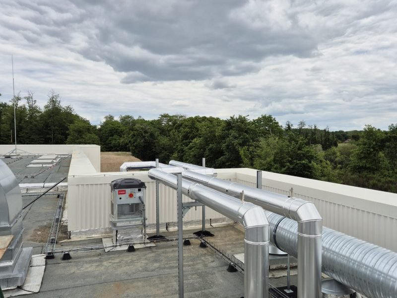 Intervention de l'entreprise Patey Isolation spécialiste calorifuge en Gironde pour la protection contre la corrosion sous isolation, première cause de dégradation prématurée des réseaux froids d'un réseau de climatisation